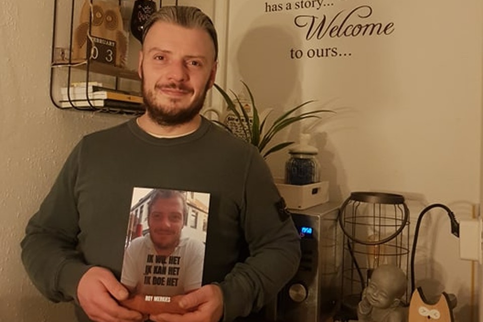 Roy Merkies met zijn boek. 