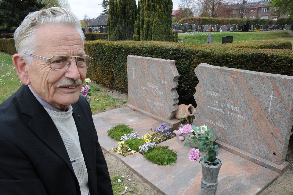 Sjraar Wilms bij het graf van zijn vader (en moeder), dat door de gemeente erkend is als oorlogsgraf. 
