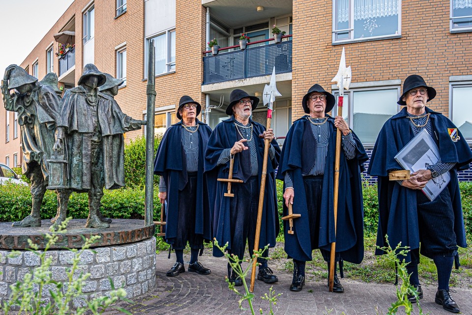 De Baeker Kleppermen naast het beeld dat aan de Adsteeg is gelegen. 