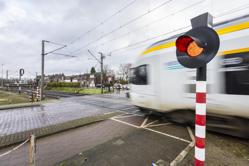 De spoorwegovergang aan de Vierpaardjes in Venlo wordt ondertunneld en daar moeten in totaal achttien woningen voor wijken.