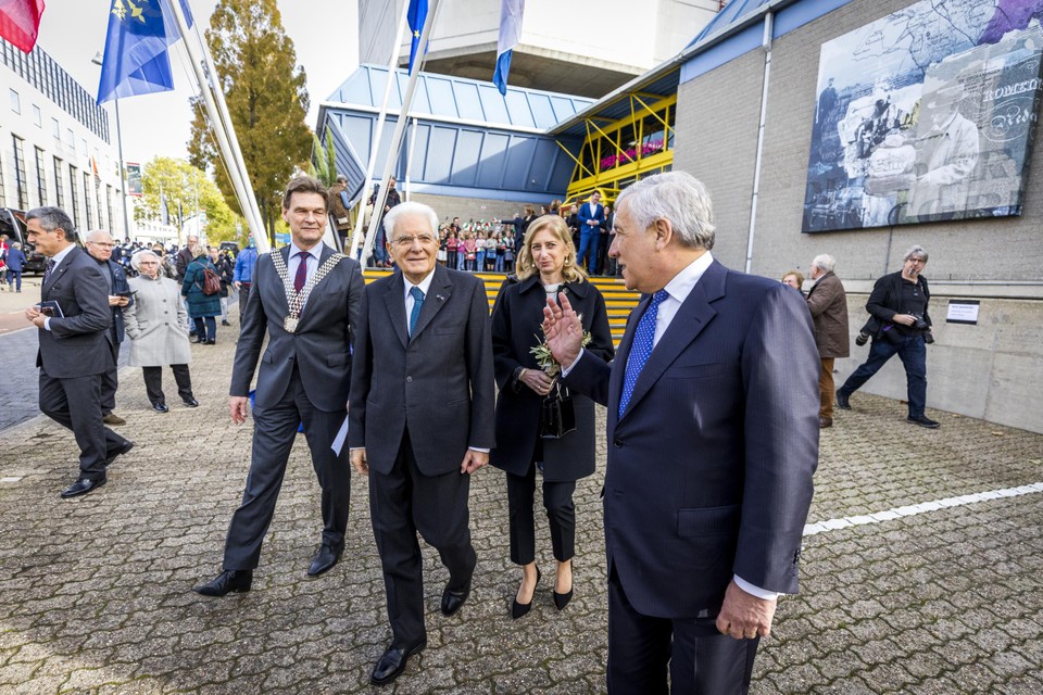 Sergio Mattarella (con gli occhiali) lascia di nuovo la musica. 