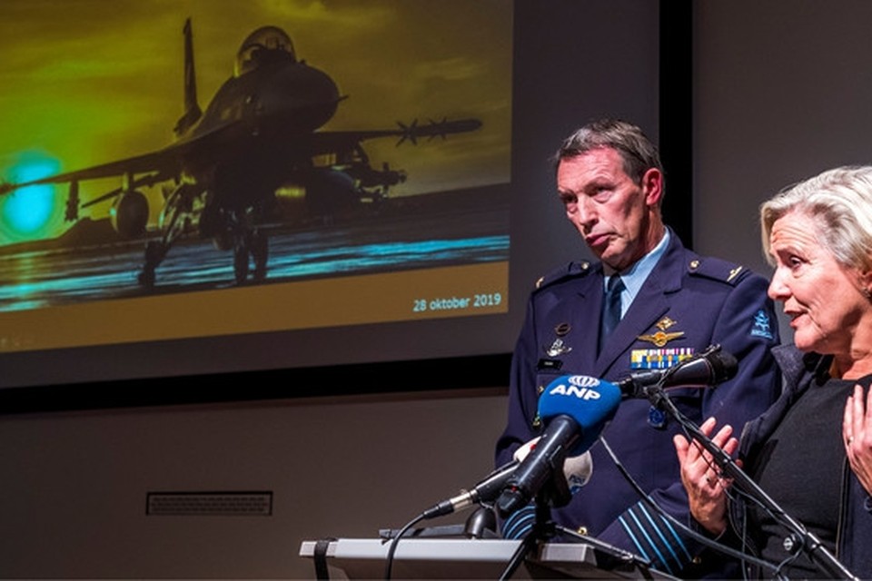 Minister Ank Bijleveld (Defensie) en kolonel-vlieger Peter Tankink (directie Operaties) tijdens een persconferentie over een aanval van een Nederlandse F-16 op een autobommenfabriek van IS in het Iraakse Hawija in 2015. Hierbij zijn tientallen burgerdoden gevallen. 