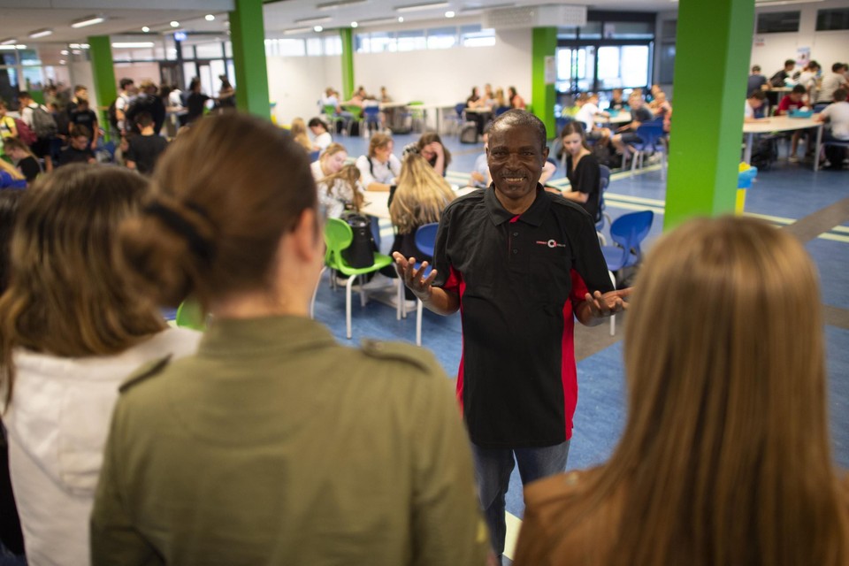 Jean Rugomboka uit Rwanda en de leerlingen van het  Connect College kunnen iets leren van elkaar. 
