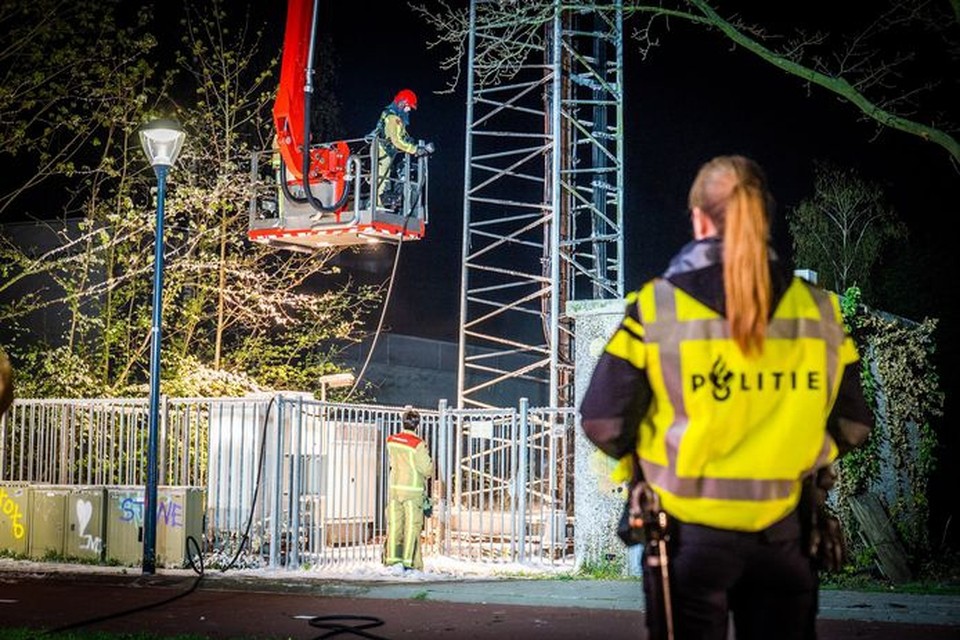 De brandweer en politie zijn present bij een zendmast na een brandstichting in het Brabantse Nuenen. Ook al is er geen enkel wetenschappelijk bewijs voor een link tussen 5g en corona, toch zijn er complotdenkers die dat vermoeden. 