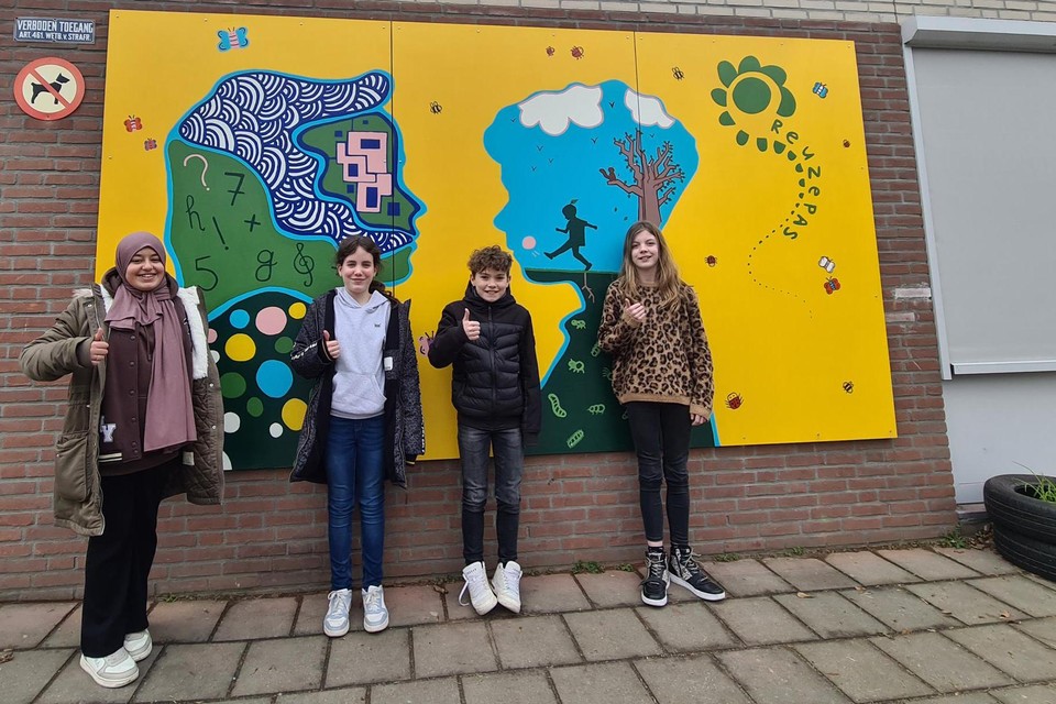 Vlnr: Yousra, Emma, Kina en Quinty uit groep acht van basisschool Reuzepas, makers van één van de schilderingen.
