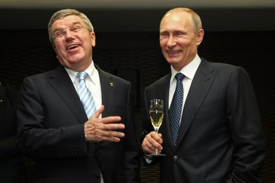 IOC-voorzitter Thomas Bach samen met de Russische president Vladimir Poetin in 2014.  