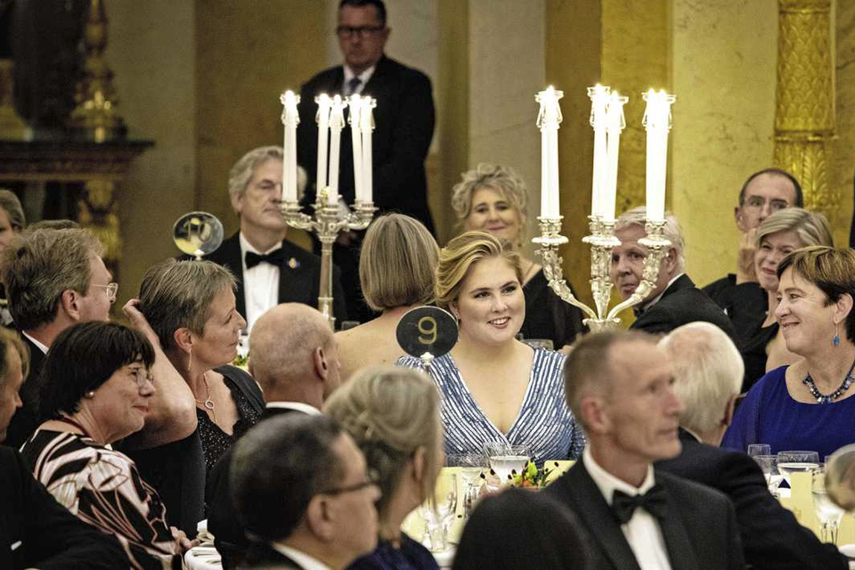 Prinses Amalia was het middelpunt van het recente diner voor leden van de Raad van State in Paleis Noordeinde. 