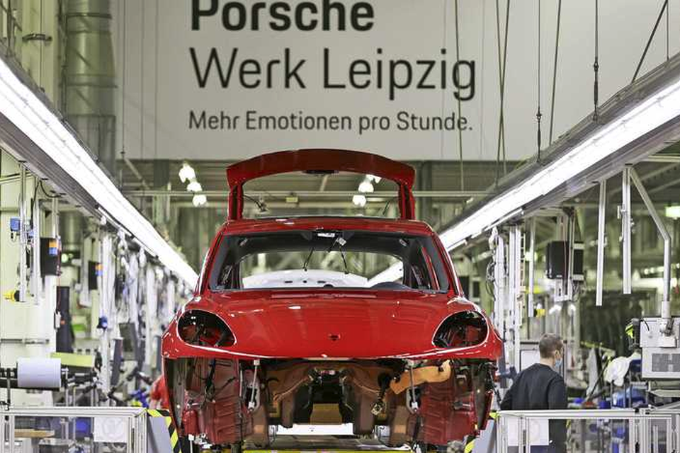 Porsche is gestart met de productie van e-fuel. Nu nog bedoeld voor raceauto’s, op den duur ook voor de markt.