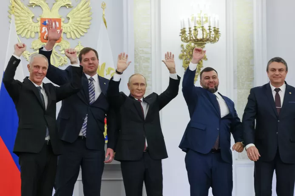 De Russische president Vladimir Poetin en de leiders van de vier ingelijfde gebieden. 