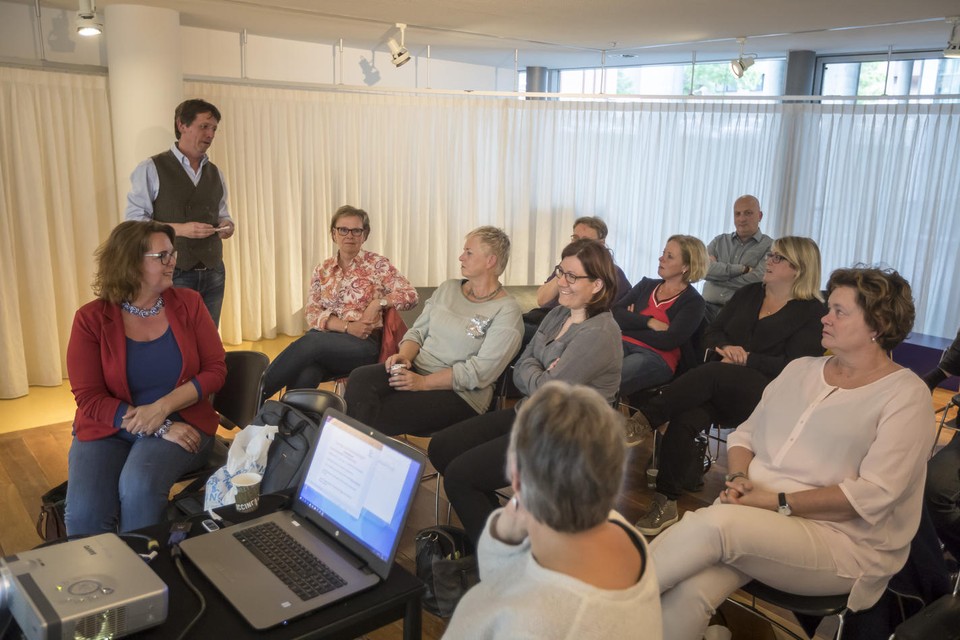 Stefan Willems geeft tijdens het Scheidingscafé in Maastricht tekst en uitleg over de financiële gevolgen van het uit elkaar gaan