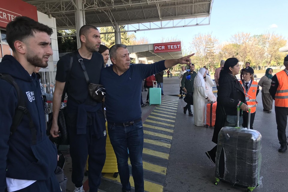 Atalay Mutlu wijst Burak Yilmaz de weg naar de bus. 