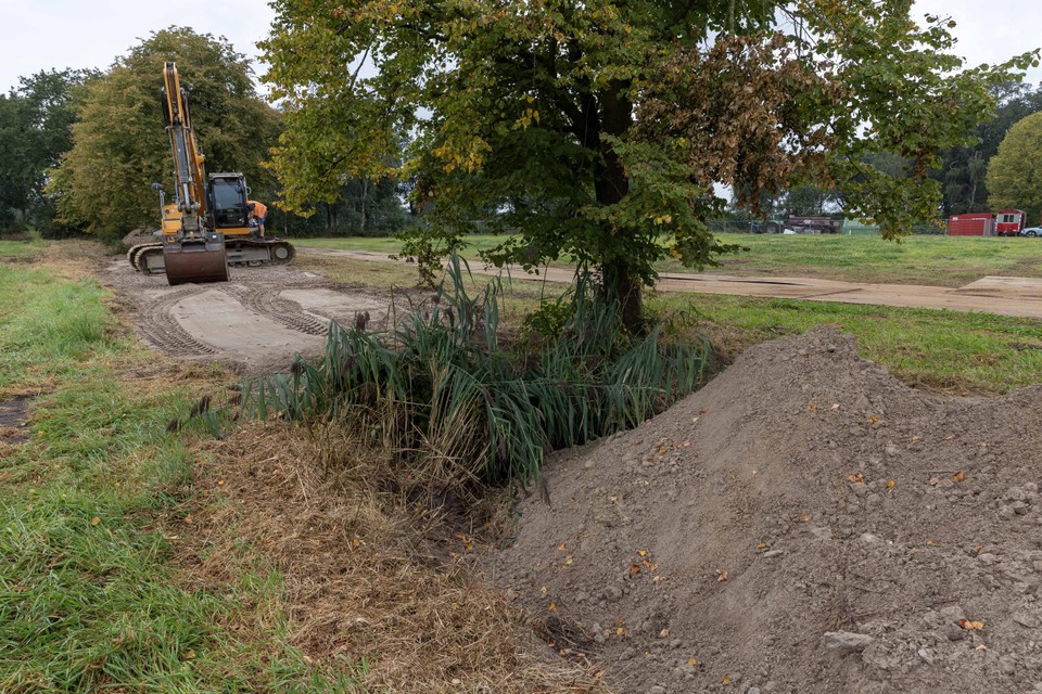 Sloten, die water afvoeren, worden dichtgegooid om de Mussenbaan bij Ospeldijk te vernatten.