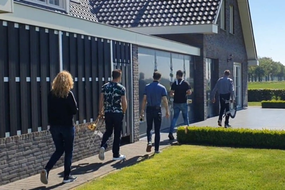 De delegatie van Les Montagnards onderweg naar een jubilaris. 
