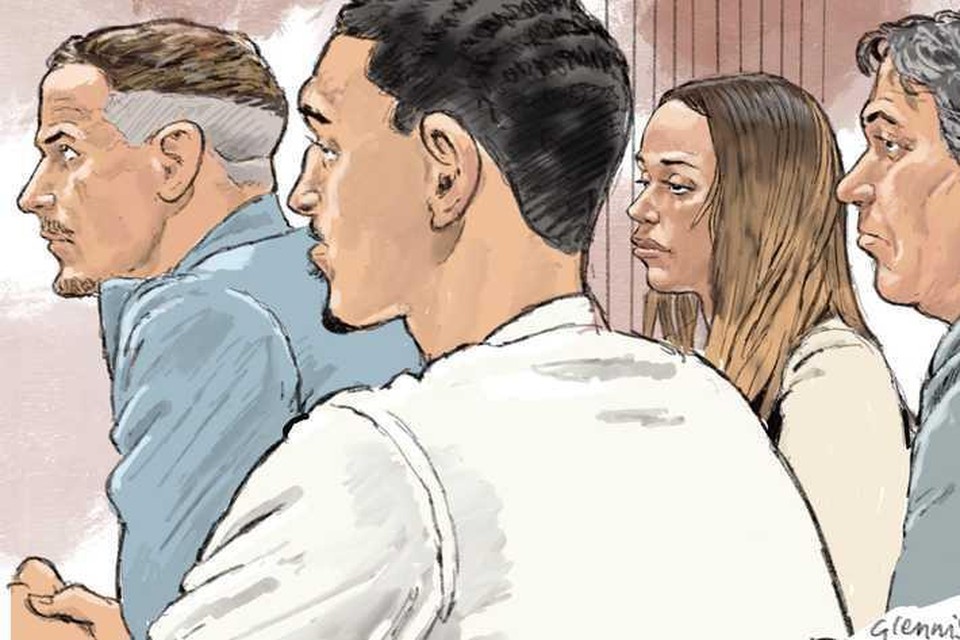 Rechtbanktekening van verdachten Dion K., Jonathan L., Glennis Grace en Reginald K. in de rechtbank van Amsterdam. 