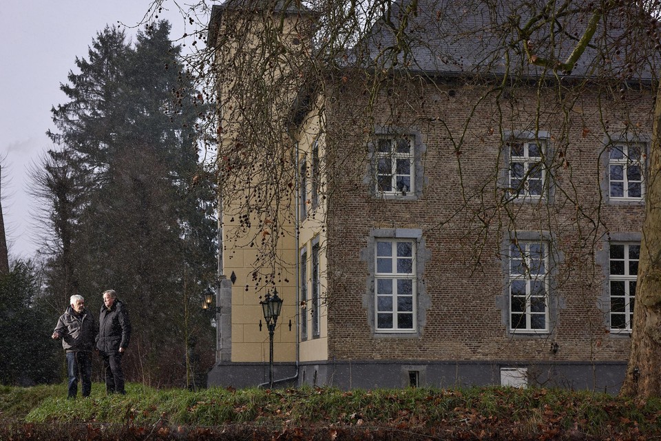 Bezorgde burgers bij kasteel het Steenen Huys.