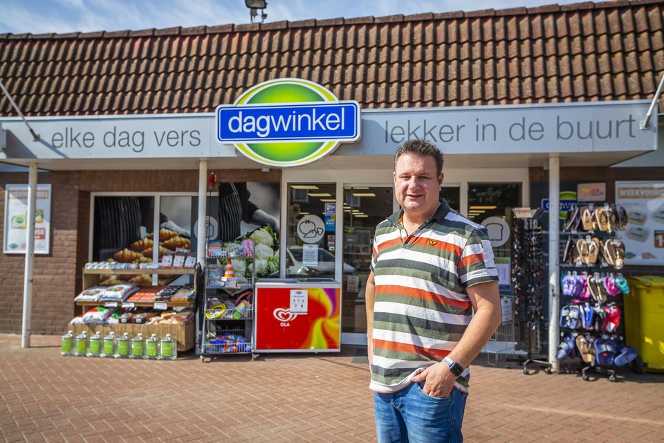 Patrick Craenen voor zijn supermarkt in Melderslo. 