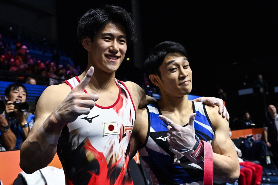 De Japanse wereldkampioen Daiki Hashimoto (links) met zijn landgenoot Tanigawa, die brons won.   
