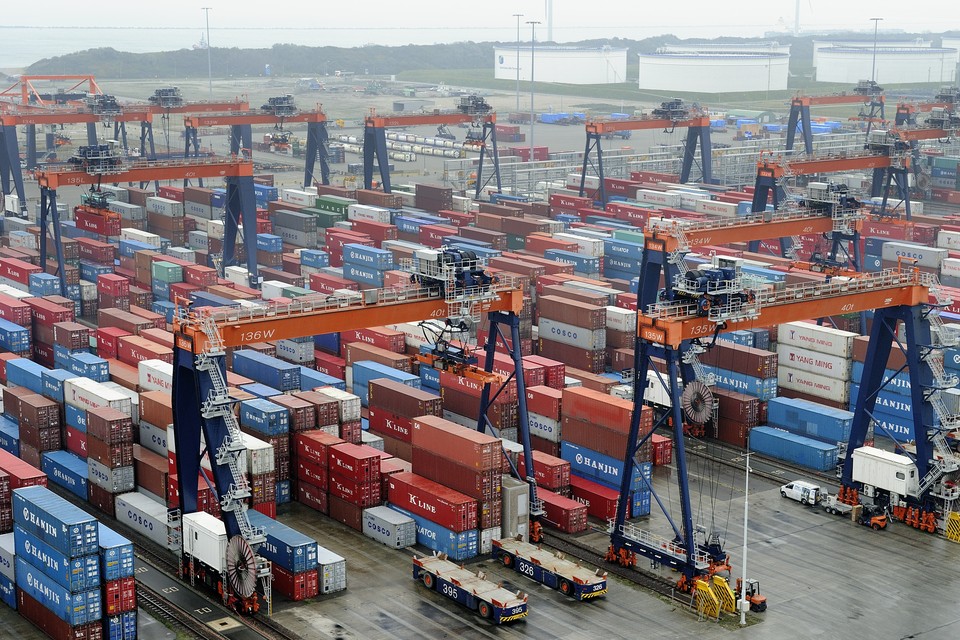 Containeroverslag in de Rotterdamse haven.  
