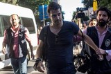 thumbnail: Bram Janssen wordt afgevoerd door de politie in Turkije. 