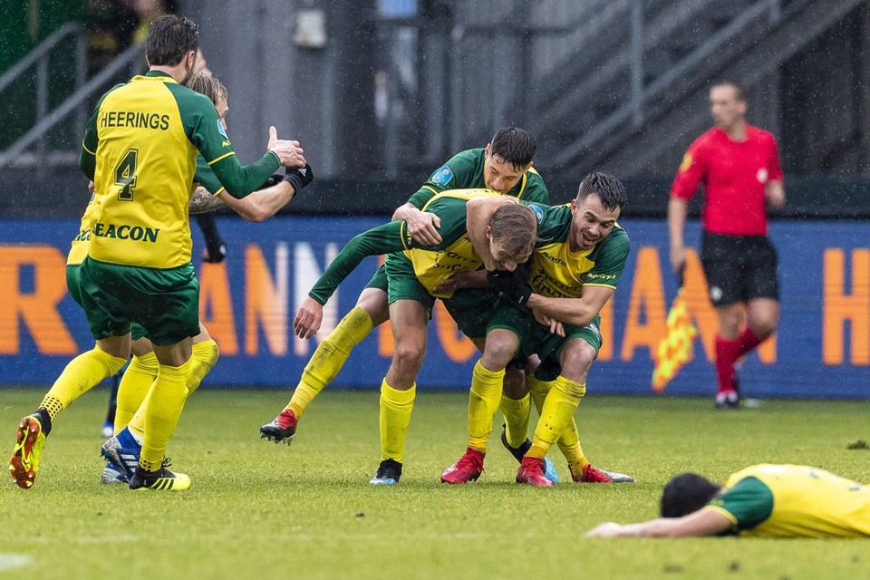 Enorme vreugde na de 2-1 van Finn Stokkers tegen Vitesse. 