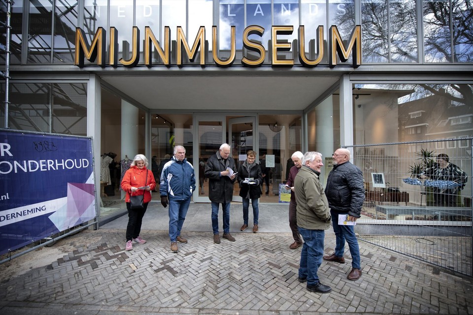 Vanaf de hoofdlocatie van het Nederlands Mijnmuseum werden zaterdag wandelingen door de stad gemaakt.  