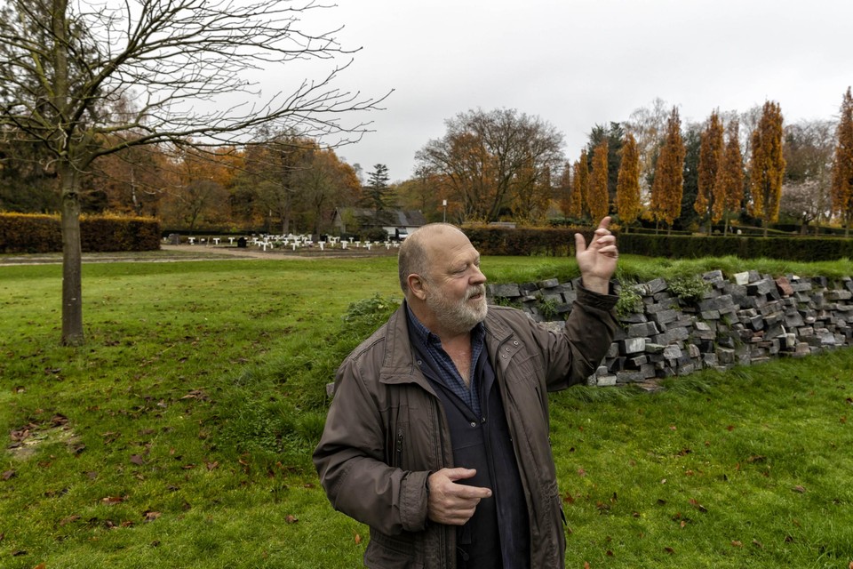 Hans Moors bij de nieuwe gedenkmuur van hergebruikte grafstenen op Tussen de Bergen.  