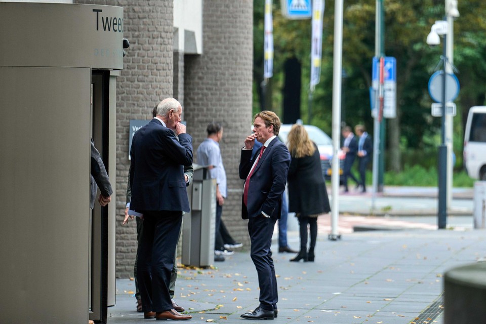 Johan Remkes (links) rookt een sigaretje met zijn woordvoerder, kort na de presentatie van zijn stikstofrapport. 