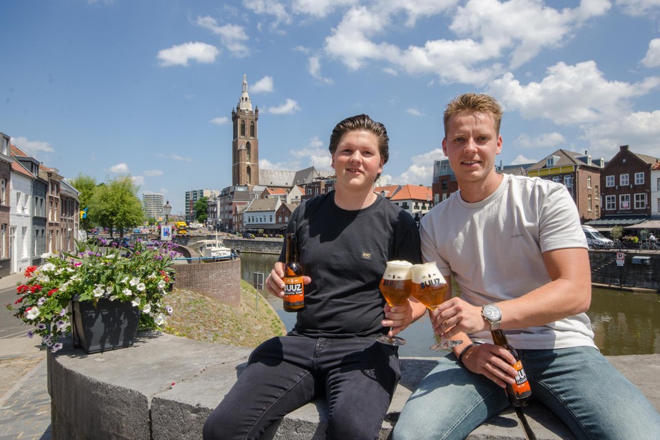 Goof Vilters (links) en Jorn van Herten proosten op en met hun eigen biertje op de Steenen Brug in Roermond. 