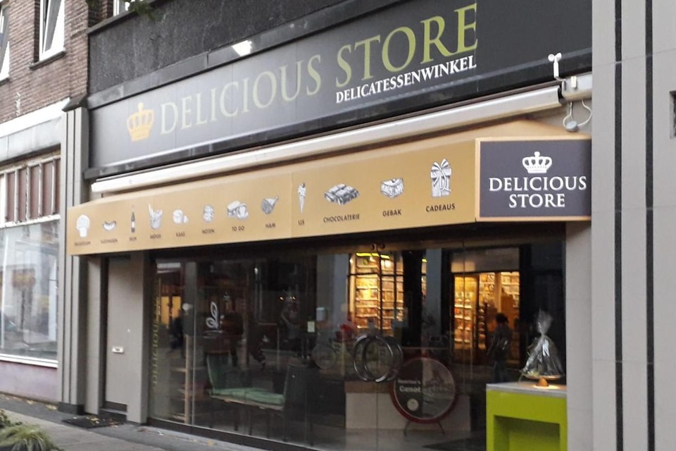 De ondernemer van Delicious Store in de Saroleastraat heeft zelf de gevel laten renoveren. 