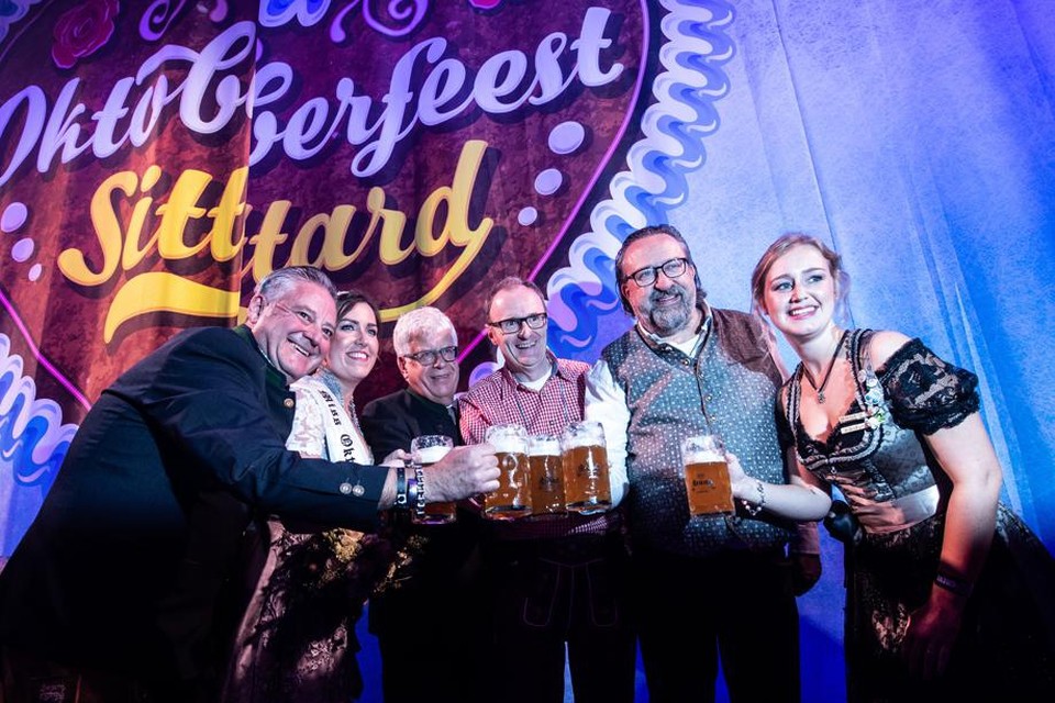 Vanaf links: Schurgers, miss Oktoberfeest, Cox, Heinen, Van Rijswijk. 