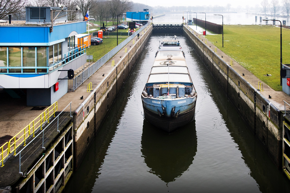 De sluis in de Maas bij Grave. 