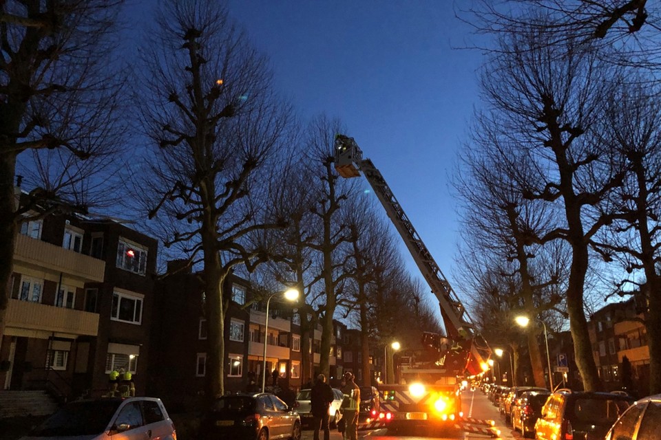 De brandweer in actie op de Sint Jozefslaan in Weert waar een zonnescherm kapot waaide. 