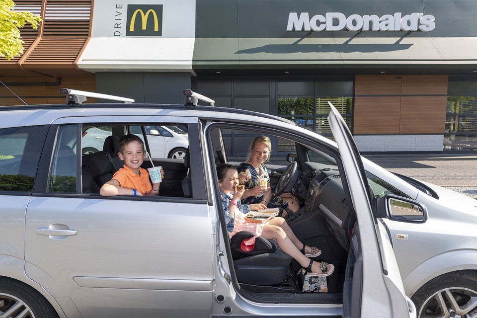 Ook bij de McDonald’s in Echt konden gasten gebruik blijven maken van de McDrive, zo vierden Keano en Liv Hermans uit Herkenbosch tijdens de lockdown hun verjaardag met een tripje McDonald’s. 