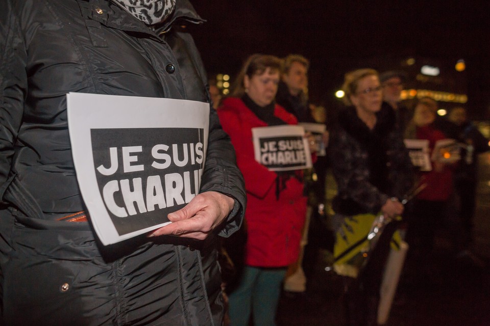 Een steunbetuiging voor de slachtoffers van aanslag Parijs bij het gemeentehuis van Landgraaf. 