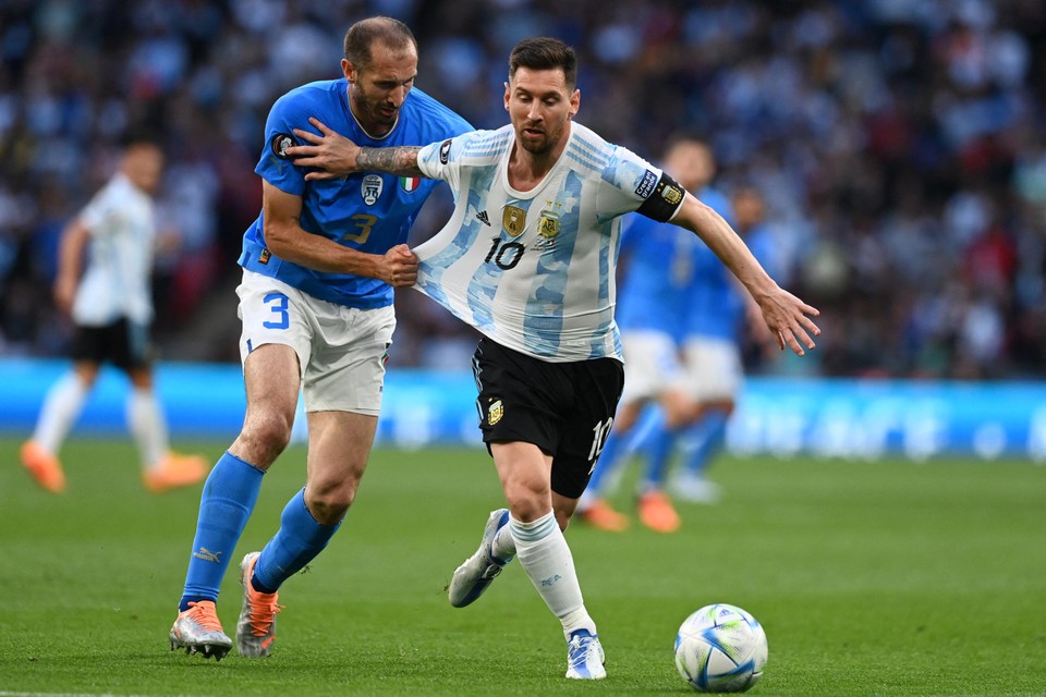 De 37-jarige Chiellini duelleert in zijn laatste interland met Messi.  