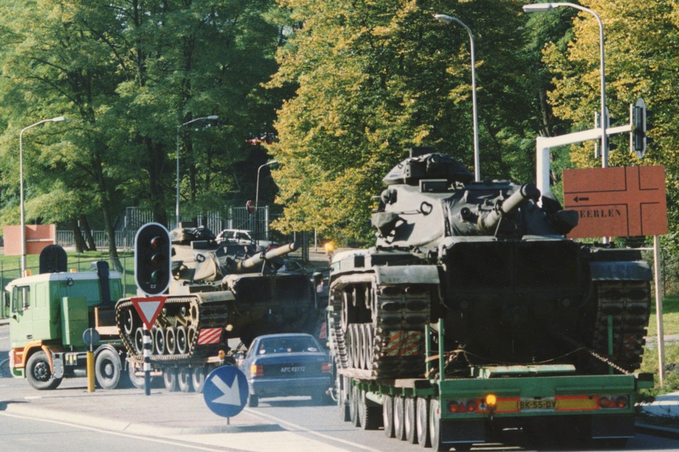 Oktober 1990: tanks van het type M-60 vanuit het NAVO-depot in Brunssum op transport voor operatie Desert Shield tegen de oorlogsdreiging uit Irak. 