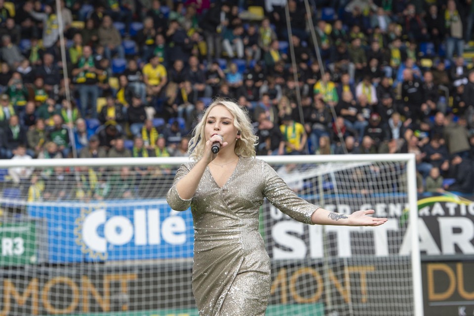 Nomi Stern zingt in het Fortunastadion 