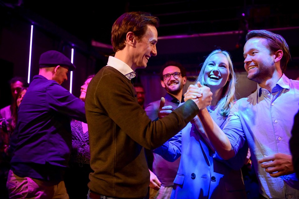 Feest bij Volt na de Tweede Kamerverkiezingen van vorig jaar. in het midden lijsttrekker Laurens Dassen. 