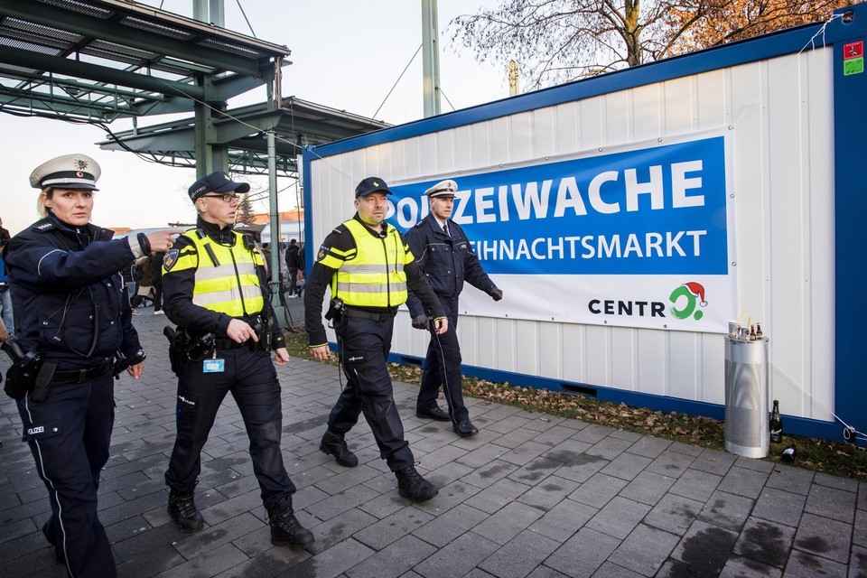 Gezamenlijke patrouille van Duitse en Nederlandse politie op een kerstmarkt. Duitsers in Nederlandse dienst is een stap te ver.