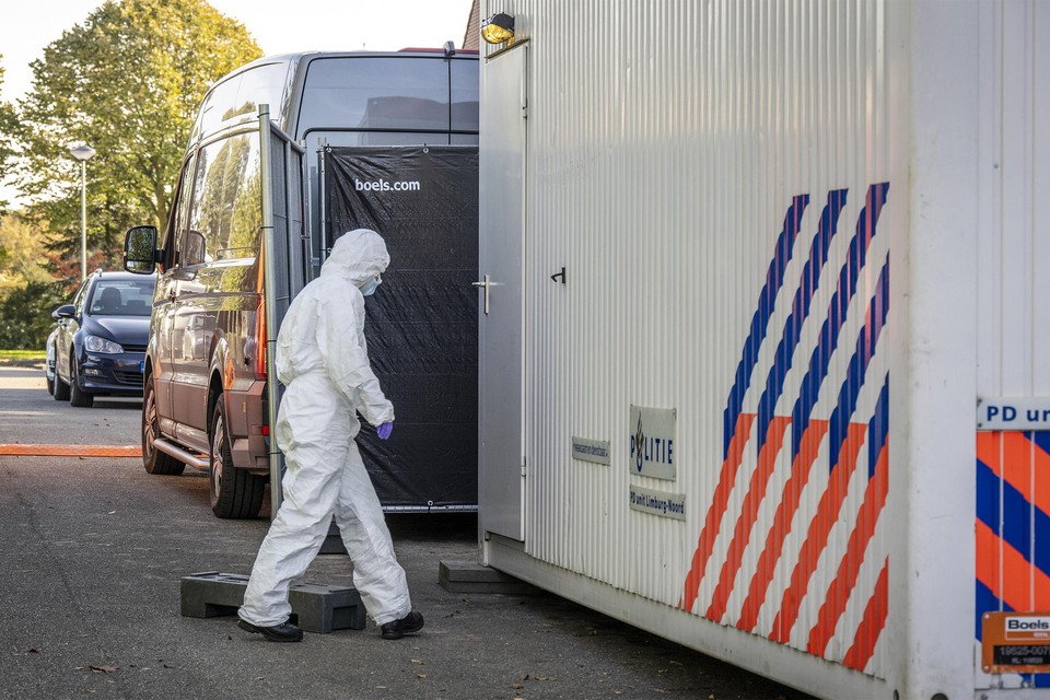 Onderzoek in de Frans Halsstraat in Reuver, waar de vermoorde Sawsan Mhamdi woonde. 