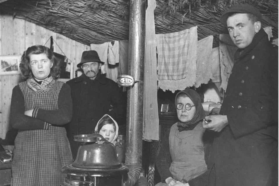 Provisorische woning ergens in Limburg, gefotografeerd door een Amerikaanse soldaat.