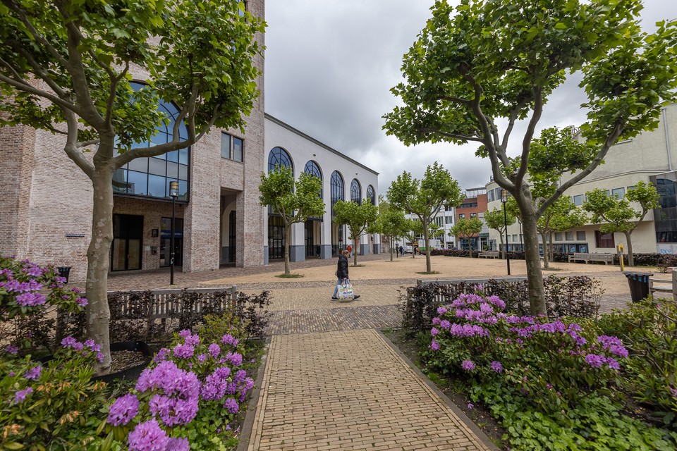Het Stationsplein in Heerlen, met links het Maankwartier en rechts de Royal. Deze plek zou moeten worden omgedoopt tot Serge Heederikplein, vindt Jan Baar. 