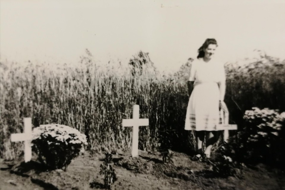 Noodbegraafplaatsen tussen Meijel en Neerkant, ergens tussen 1944 en 1950. De dame op de foto is onbekend. 