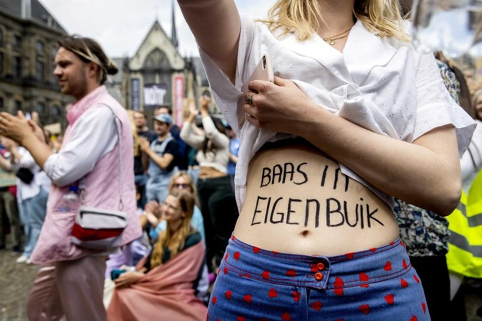 Demonstranten op de Dam in Amsterdam tijdens een solidariteitsdemonstratie voor het recht op abortus in de VS. 