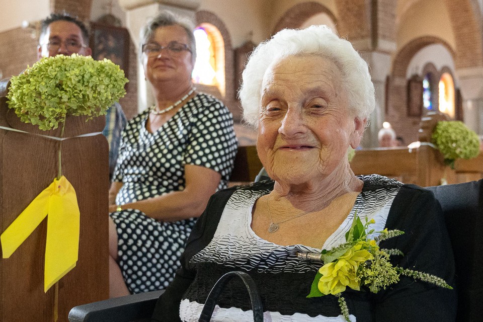 Lieske Haenen-Renkens mocht haar honderdste verjaardag vieren in de reeds gesloten kerk van Puth. 