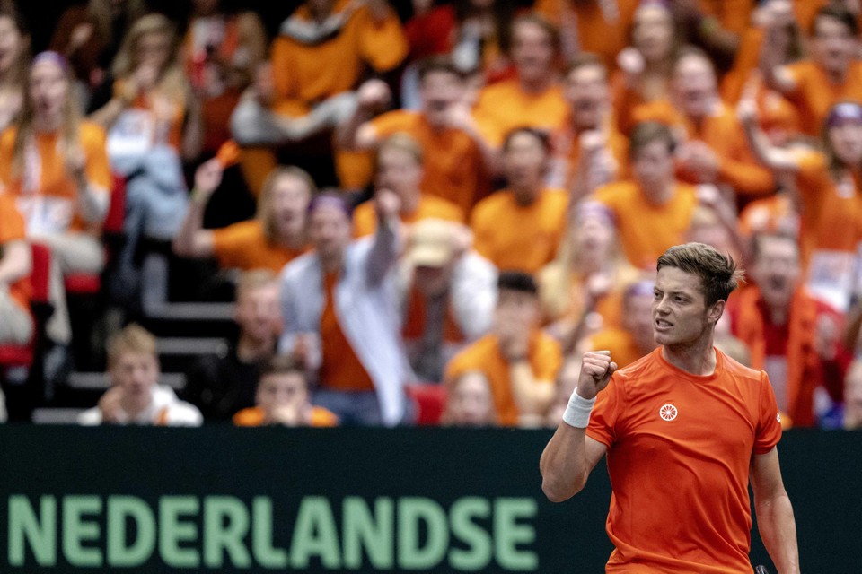 Tim van Rijthoven bezorgde Oranje in Groningen een 2-0-voorsprong door de Slowaakse kopman Alex Molcan met 7-6 (6) 5-7 6-3 te verslaan.