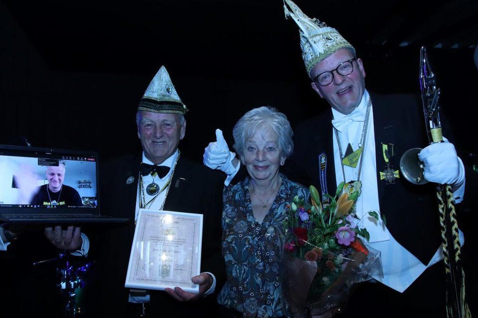 Jan en Nel van Helden met zoon Roland, ceremoniemeester van D’n Dreumel. 