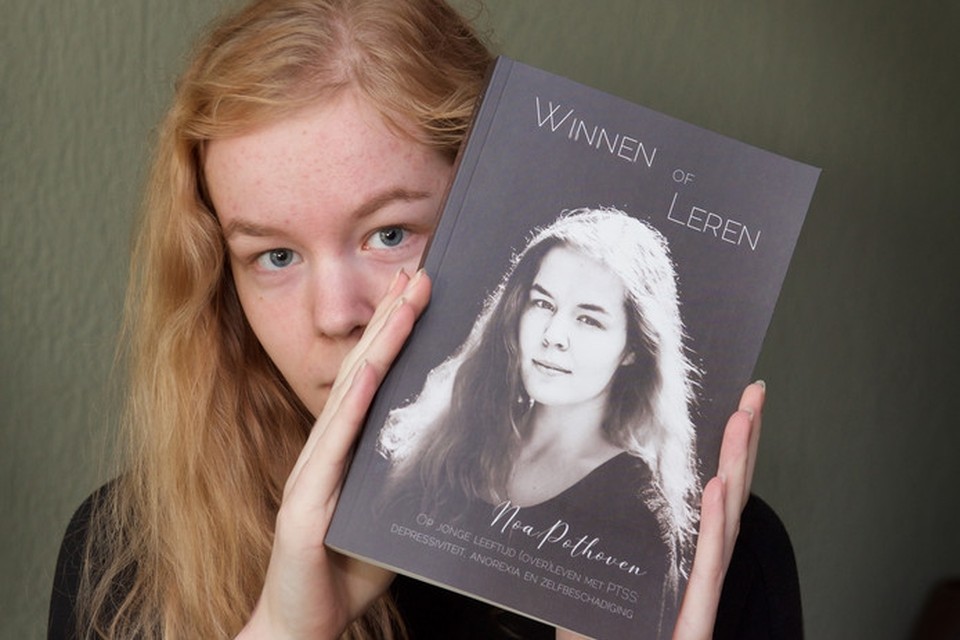 Noa Pothoven in november vorig jaar met haar boek ‘Winnen of leren’. 