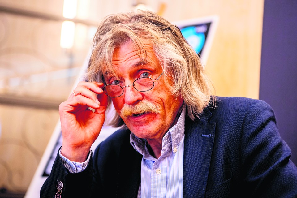 Johan Derksen : Ik heb een bek als een scheermes, maar het woord ‘nee’ komt er niet makkelijk uit. 