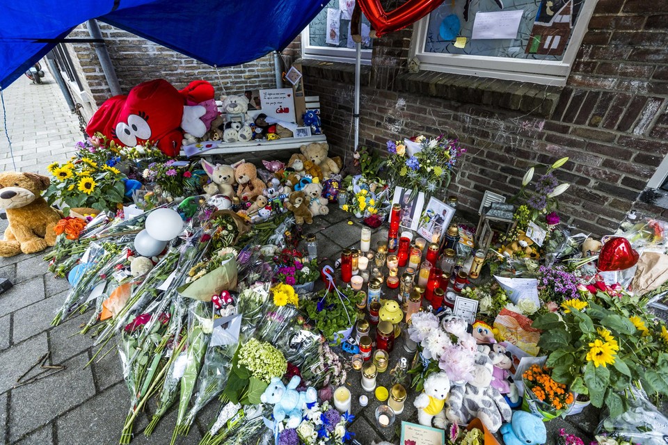 Bloemen, knuffels, foto’s en kaarsen ter nagedachtenis aan de 9-jarige Gino bij het huis waarin hij woonde.  